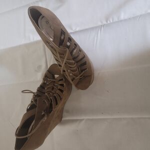 Chic Tan Wedge Sandals